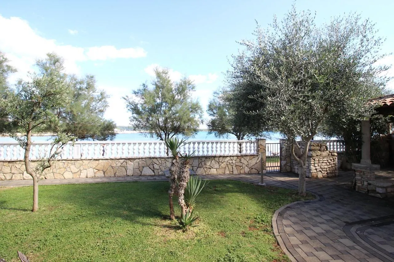 Luca Ap4, Apartment In Front Of The Beach Novigrad