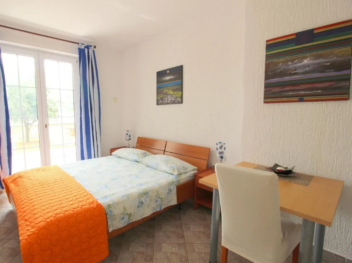 Luca Ap4, Apartment In Front Of The Beach Novigrad  Chorwacja