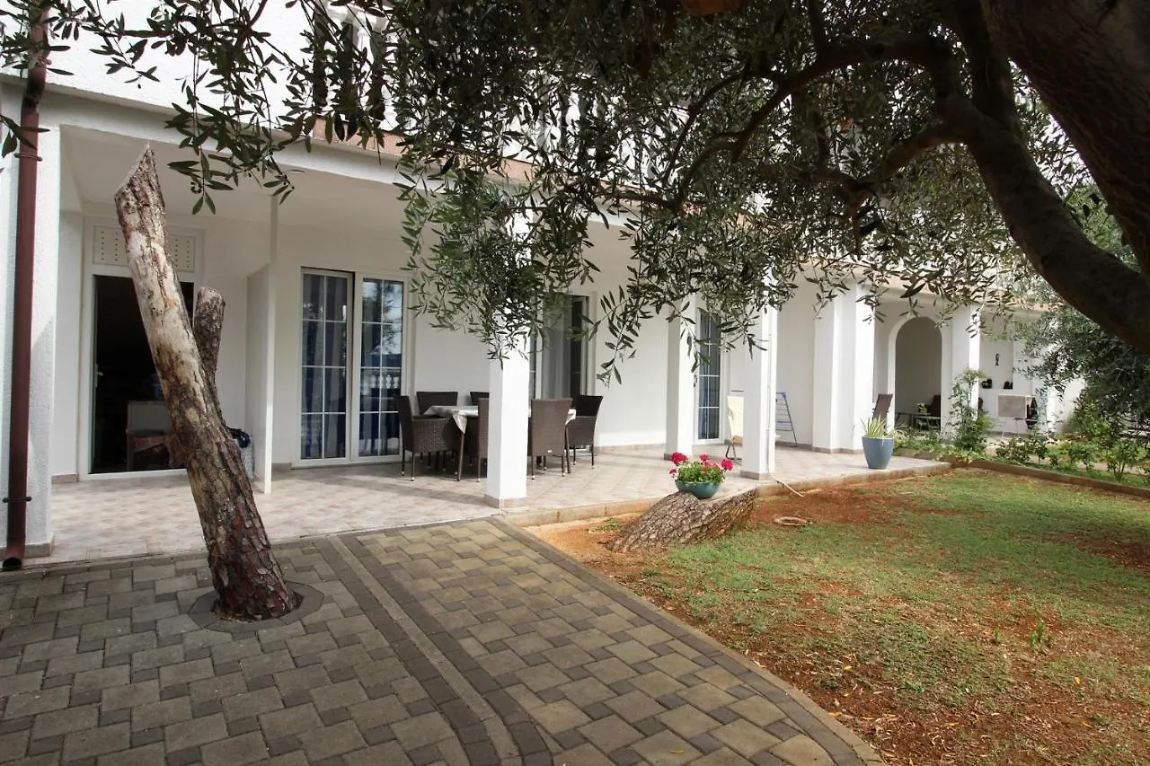 Luca Ap4, Apartment In Front Of The Beach Novigrad